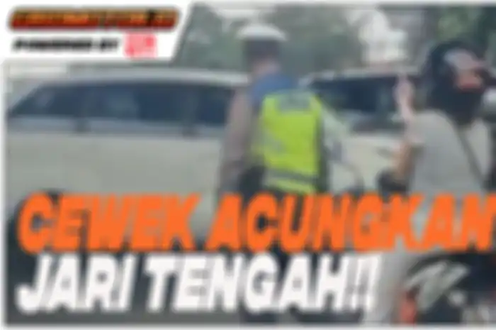 Aksi pemotor wanita nekat acungkan jari tengah ke Polisi terekam kamera dan videonya beredar luas.