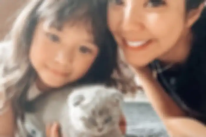 Di foto itu, Gempi terlihat begitu gemas berpose bersama Chimmy. Tangan anak Gisel memegang badan kucing kecil yang begitu lucu. 
