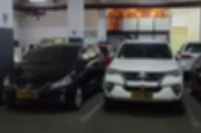 Anggota Komisi III DPR RI, Arteria Dahlan mempunyai lima mobil dengan plat nomor yang sama, emangnya boleh?