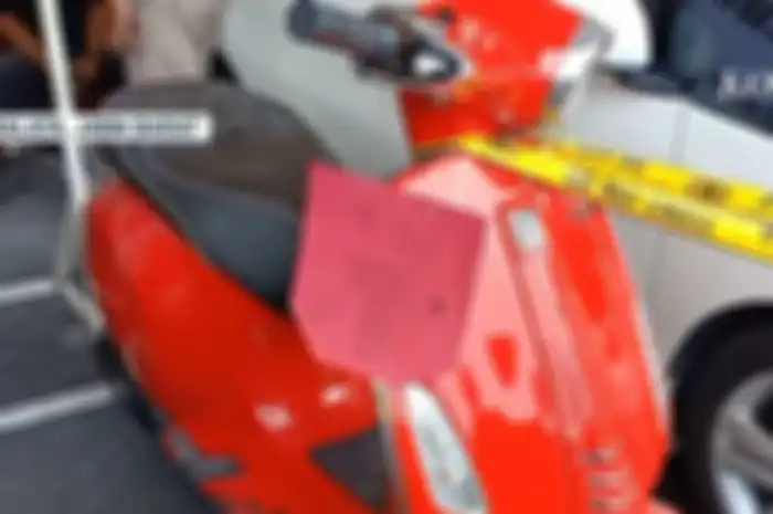 Raup uang Rp 5,7 miliar hasil menipu, sepasang mahasiswa berhasil diamankan polisi, motor Vespa Sprint ikut disita.