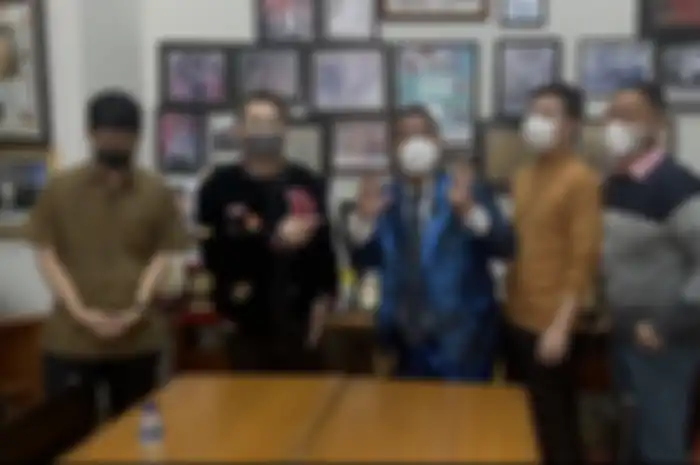 Hotman Paris sengaja memamerkan foto dirinya bersama dokter Richard Lee di akun Instagram pribadinya. Razman Arif murka melihatnya.