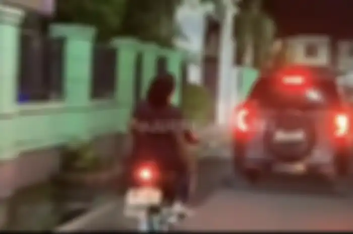 Netizen menanyakan keberadaan mobil patroli polisi yang tertangkap kamera ikut mengejar mobil sopir lansia yang terus diteriaki maling itu. 