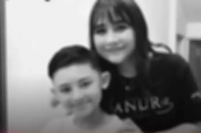 Prilly Latuconsina mengunggah foto kenangan bareng bersama almarhum Matthew White di akun Instagram pribadinya. 