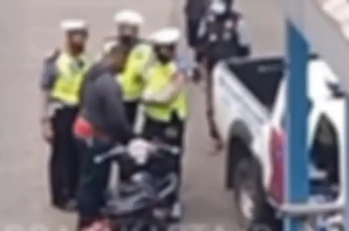 Pemotor melawan polisi akibat tak terima ditilang
