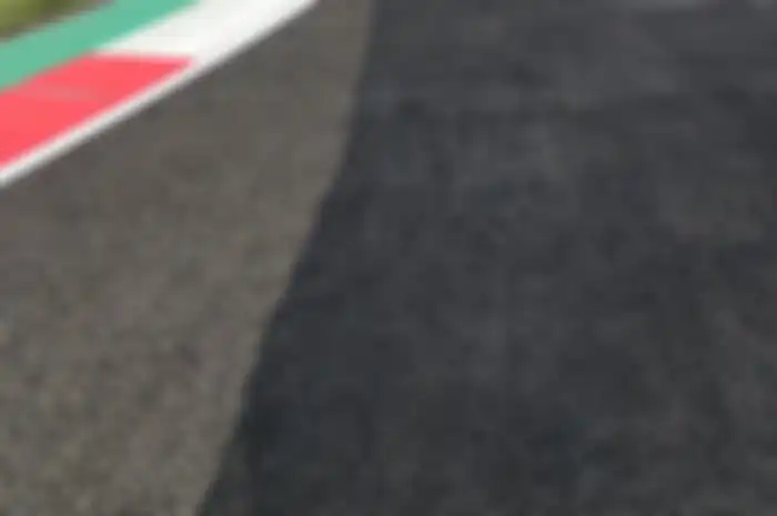 Menjelang MotoGP Indonesia 2022, kok ada aspal yang berbeda warna di sirkuit Mandalika, Lombok, Nusa Tenggara Barat.