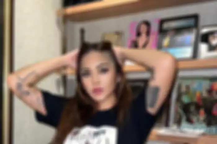 Foto tato putri Nurul Arifin menjadi sorotan. Punggungnya digambari tato sebuah kepala setan dengan lidah api menyala.