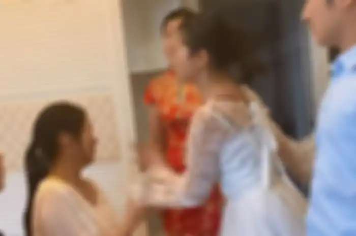 Pengantin wanita kesal dengan wanita hamil yang duduk di ranjang pengantinnya tanpa izin.