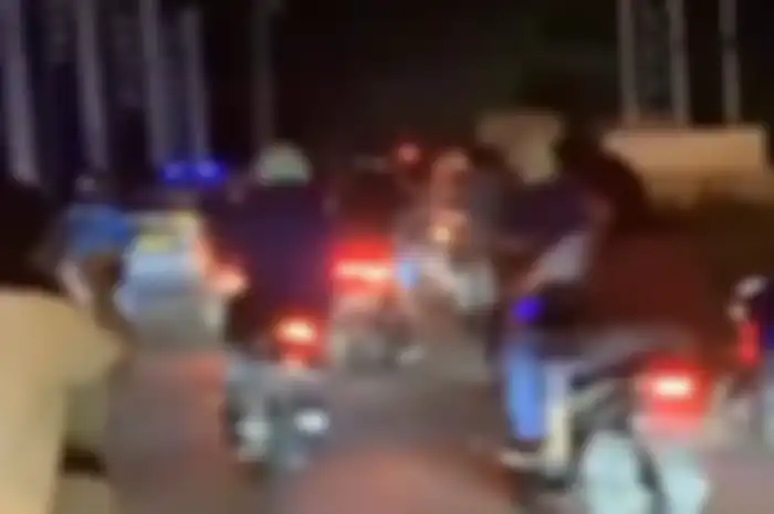 Nyawa seorang kakek berinisial HM (89), tidak tertolong setelah dikeroyok massa.