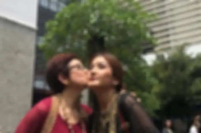 Nurul Arifin kerap mengunggah foto kebersamaan dengan putrinya saat liburan. Dia terlihat begitu bangga, putrinya menjadi wanita yang cantik.