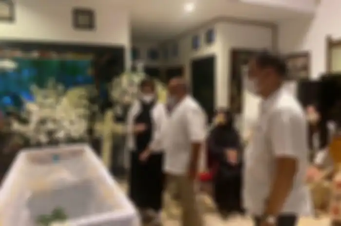 Mertua Nia Ramadhani, Aburizal Bakrie melayat putri Nurul Arifin. Cita-cita Maura Magnalia membuat syok sahabat ayahnya.