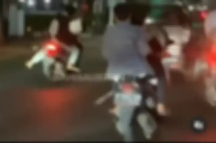 Seorang kakek yang mengendarai mobil diteriaki maling sampai dikeroyok pemotor.