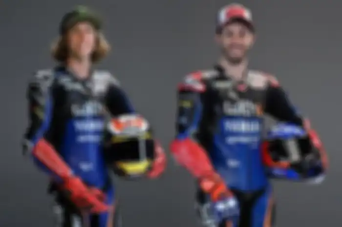 Tim WithU Yamaha RNF turun dengan pembalap Andrea Dovizioso (kanan) dan Darryn Binder (kiri).