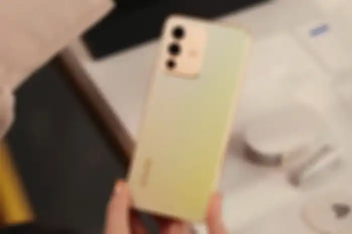 vivo V23 5G dengan varian warna Sunshine Gold.