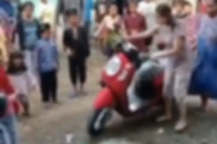Beredar video warga beli motor baru Honda Scoopy, langsung gelar tradisi syukuran, seru banget nih.