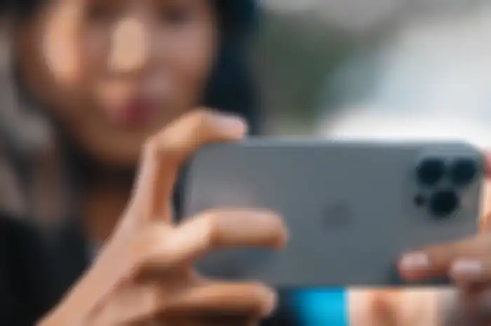 Ilustrasi mengambil foto dengan iPhone 13 Pro