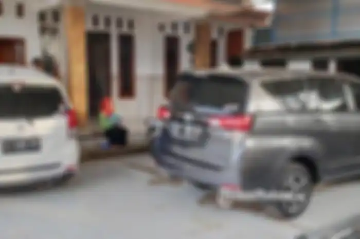 Penampakan mobil di halaman rumah warga kampung miliarder di Desa Sumurgeneng, Kecamatan Jenu, Kabupaten Tuban. 