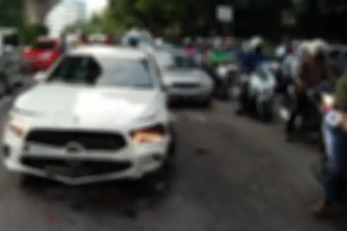 Kecelakaan Beruntun Terjadi Melibatkan 4 Motor dan 3 Mobil di Kebayoran Baru, Diduga Karena Hal Ini