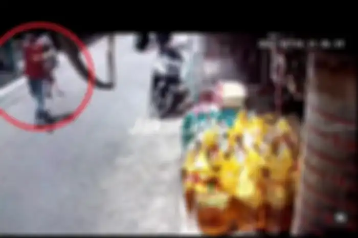 Viral, video seorang kakek mengejar maling motor sambil menggendong cucu di Warakas, Tanjung Priok, Jakarta Utara.
