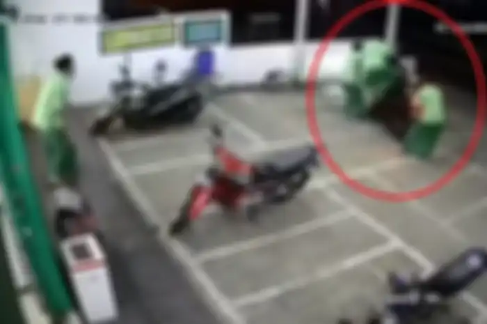 Viral di media sosial video aksi maling motor digagalkan 4 santri di Pasuruan, Jawa Timur, saling tarik-tarikan sampai ada yang loncat ke atas motor.
