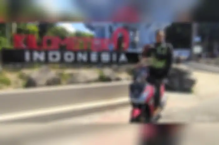 Handy Rahmadi (29) bersama Yamaha Lexi 125 saat solo touring menuju Monumen Tugu 0 Kilometer di Kota Sabang, Aceh.