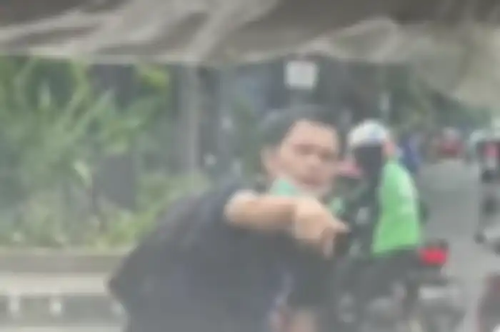 Foto pelaku pemerasan di Pasar Rebo, Jakarta Timur diburu oleh polisi. Modusnya pura-pura pincang gegara ditabrak mobil.