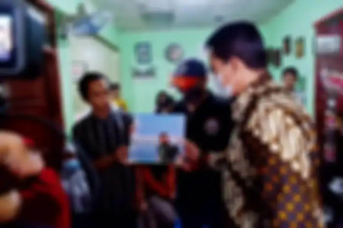 Serda Rizal yang gugur usai diserang KKB Papua tercatat sebagai warga Kabupaten Bandung. Wakil Bupati Sahrul Gunawan melayat almarhum.
