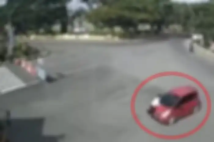 Seorang anggota polisi berusaha gagalkan perampasan mobil sampai terseret sejauh 1 kilometer.