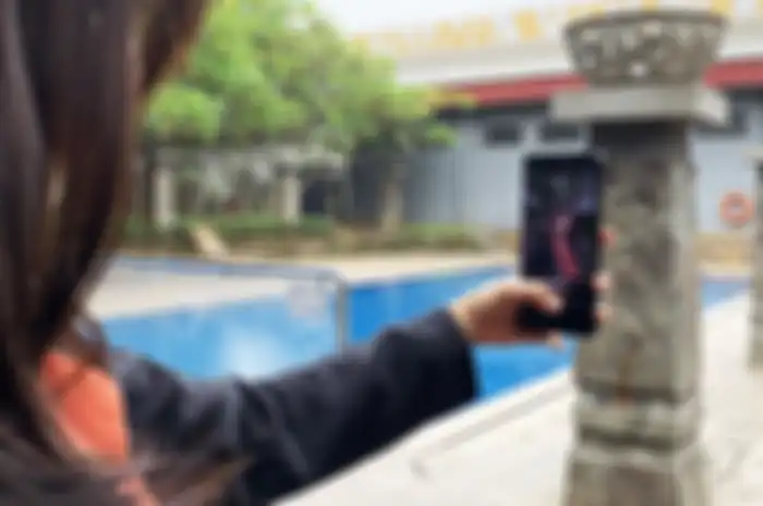 Mengambil foto self protrait dengan perangkat OPPO Reno yang dilengkapi sensor Sony IMX 709