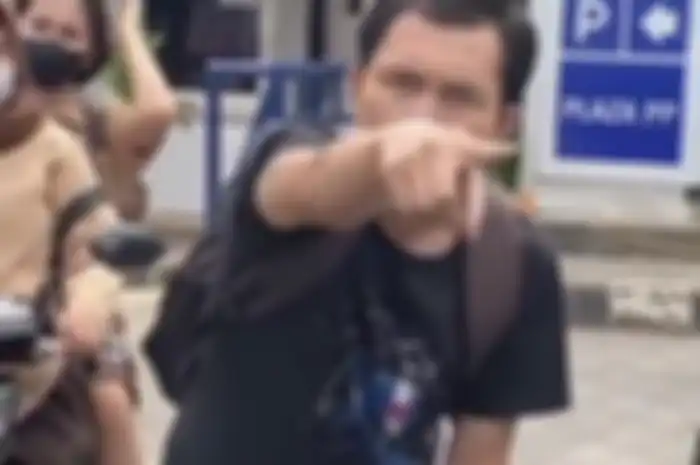 Foto tampang pelaku pemerasan dengan modus tabrak lari berasal dari tangkapan layar sebuah video yang beredar di media sosial Facebook.