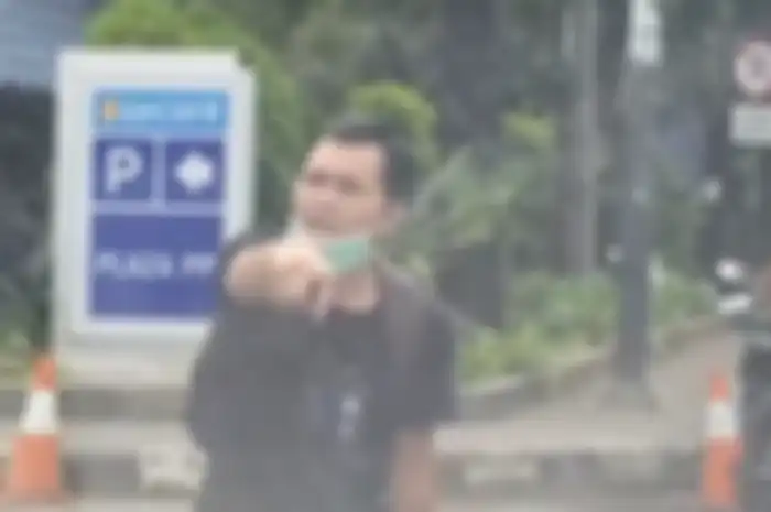 Foto pelaku pemerasan modus tabrak lari berasal dari tangkapan layar video viral yang merekam aksi gagalnya itu. Kini, diburu polisi.
