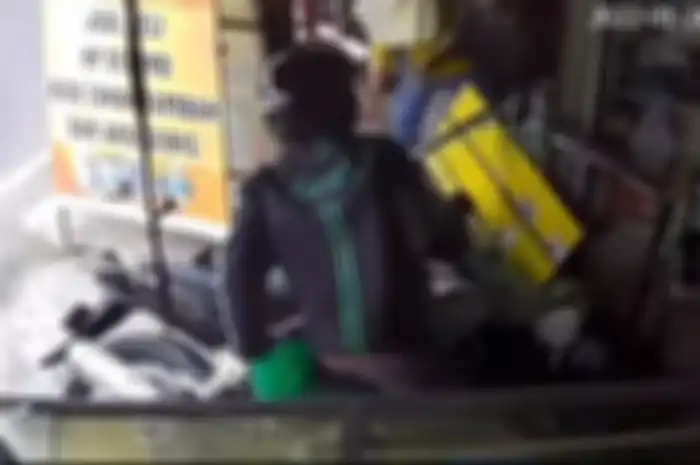Seorang driver ojol menabrak konter HP, etalase kaca sampai hancur lebur dihantam motor.