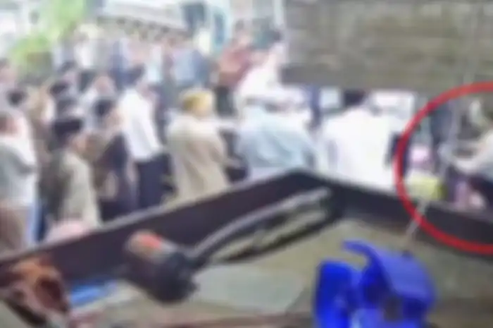 Bikin geram warganet, video seorang pemotor main nyelonong saja saat warga sedang berdoa di depan jenazah menjelang keberangkatannya ke pemakaman.