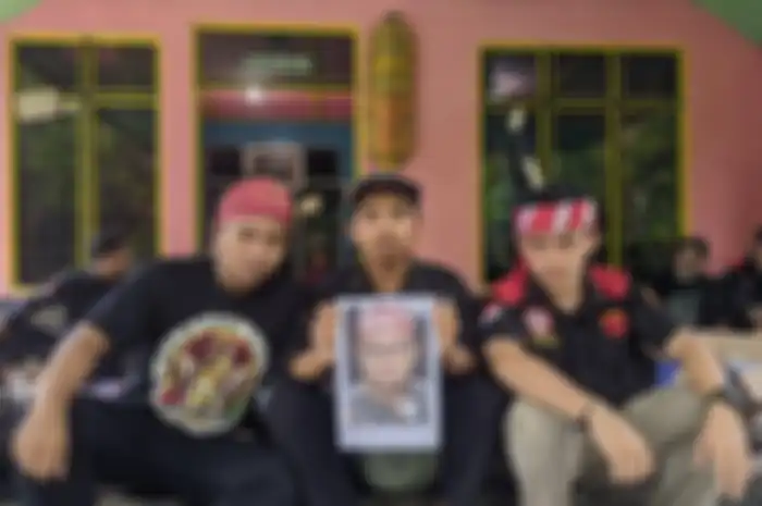 Edy Mulyadi pernah diperiksa Bareskrim Polri terkait hasil investigasi penembakan laskar FPI di tol Cikampek. Kini foto Edy diburu tokoh Dayak. 