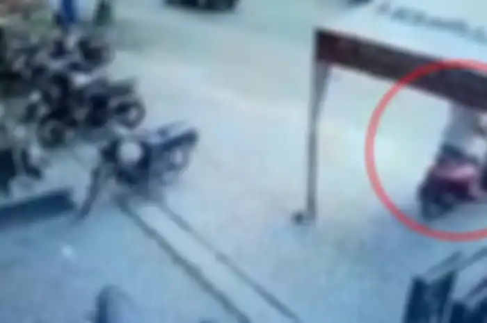 Viral, video aksi seorang sales yang tega mencuri motor display Honda Genio di dealer tempat dirinya bekerja.