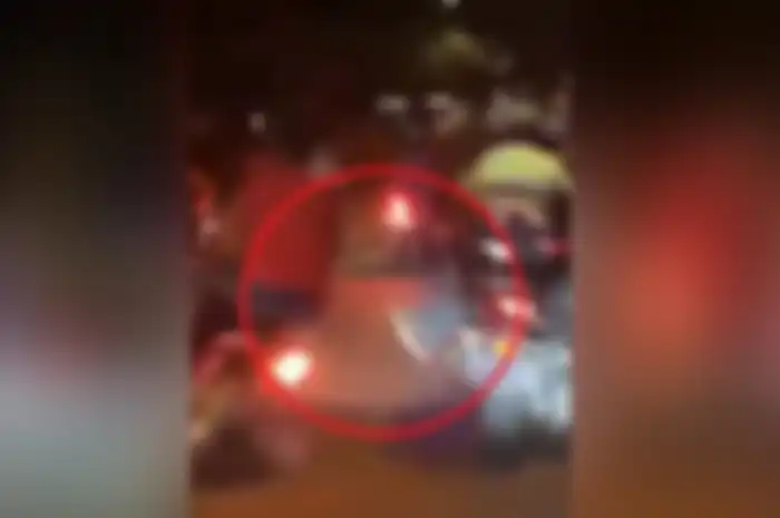 Bikin geram, video pemotor mengeluarkan jurus tendangan kung fu kepada pemotor lain sampai terjatuh ke aspal.