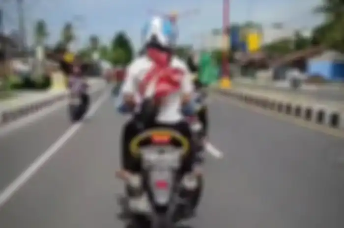 Foto Ilustrasi pemotor bonceng jenazah bayi