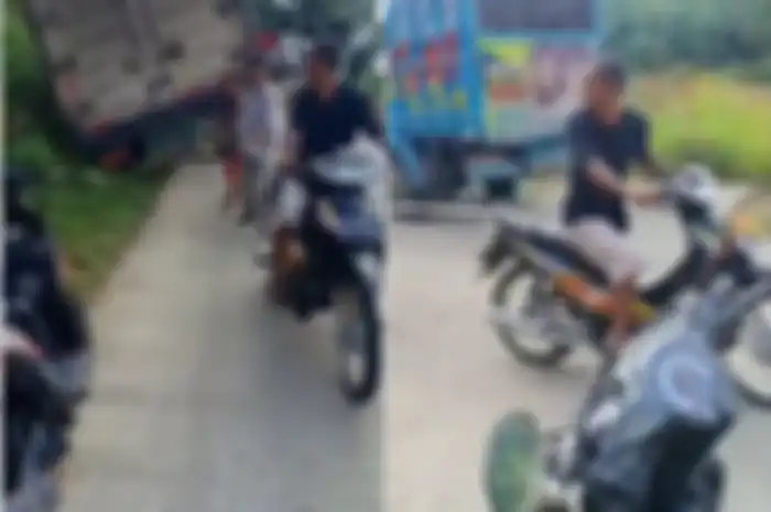 Kelakuan pemotor Honda Supra Fit, nekat coba tarik truk.