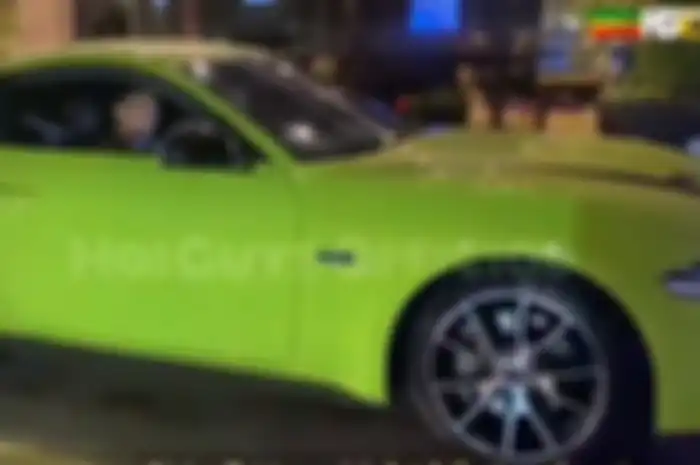UAS Ustadz Abdul Somad naik Ford Mustang 