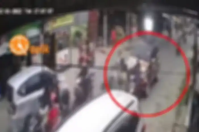Beredar di media sosial video mobil diduga ormas (organisasi masyarakat) tabrak rombongan pemotor di Medan, Sumatera Utara, satu orang meninggal.