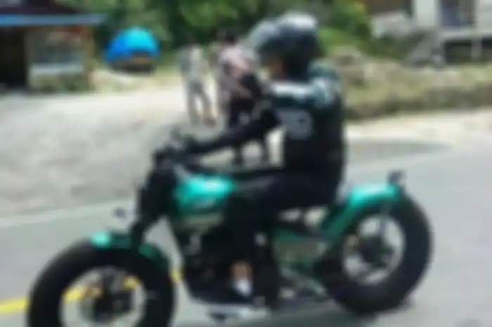 Keren abis, gaya Presiden Joko Widodo naik motor kustom Kawasaki W175 menjajal kawasan Danau Toba, Sumatera Utara.