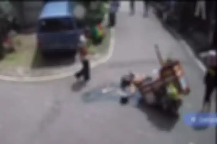 Viral video tukang bakso pakai motor diduga modus pura-pura jatuh agar dibantu dan dapat uang.