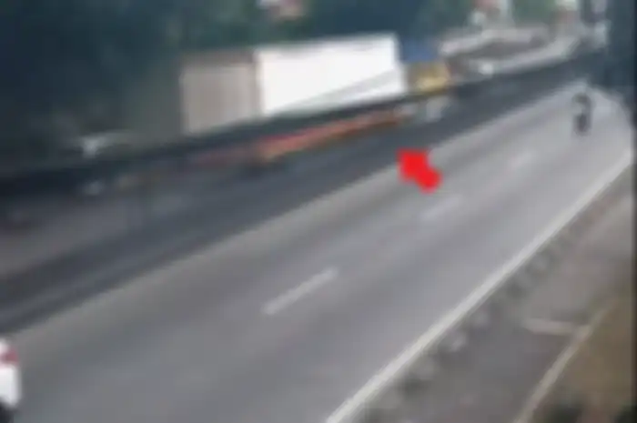 Sebuah truk alami rem blong di Semarang sebabkan tabrakan karambol, tabrak pengendara mobil dan pemotor.