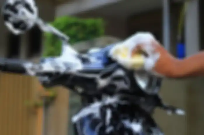 Ilustrasi cuci motor. Pakai sabun colek saat cuci motor ternyata ada kelebihan dan kekurangannya, apa saja tuh?