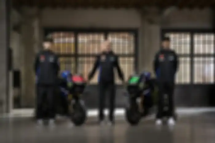 Direktur tim Monster Energy Yamaha MotoGP Massimo Meregalli (tengah) blak-blakan sebut prioritaskan tes MotoGP 2022 di sirkuit Mandalika Indonesia