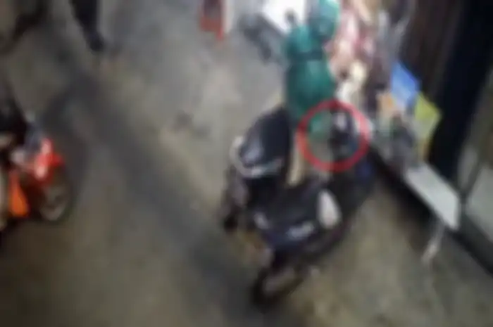 Oknum driver ojol curi HP di sebuah dashboard motor, korban malah menuduh orang lain.