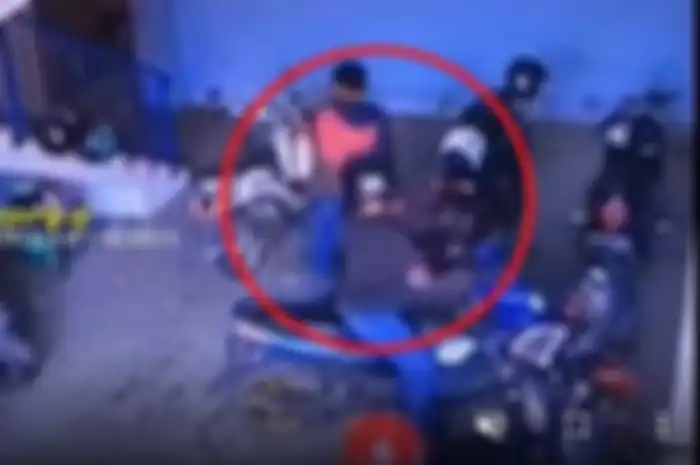 Video maling motor di koja nekat acungkan pistol ke warga saat kepergok, polisi langsung memburu pelaku.