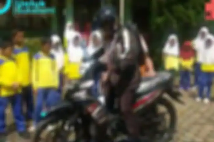 Bikin haru, seorang guru honorer dapat hadiah motor bebek baru dan sepatu baru dari orang tua murid.