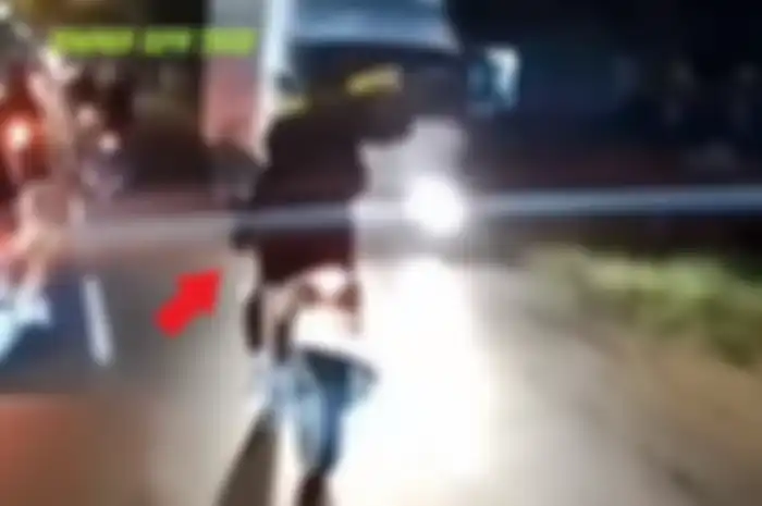 Geng motor di Jombang sok jagoan, berani merusak truk yang melintas di jalanan.
