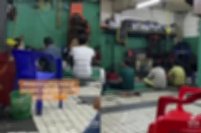 Beredar di media sosial video bengkel motor gelar solat Maghrib berjamaan sampai adain kajian, auto banjir pujian netizen.
