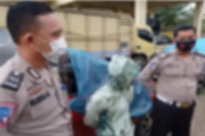 Pelaku bernama Soni diamankan di Mapolres Ogan Ilir, Kamis (10/2/2022) usai menabrak pemotor sampai tewas. 